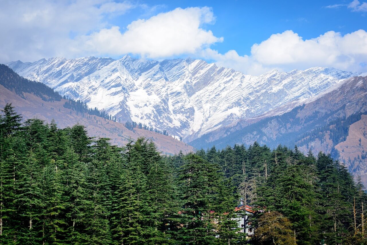 manali town and mountains